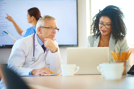 062_Medical professionals looking at laptop